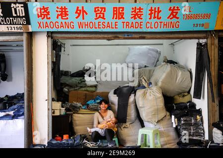 CHINA Guangzhou , Export- und Großhandelsmarkt Canaan Export Center, Showrooms mit Jeans für internationale Käufer Stockfoto