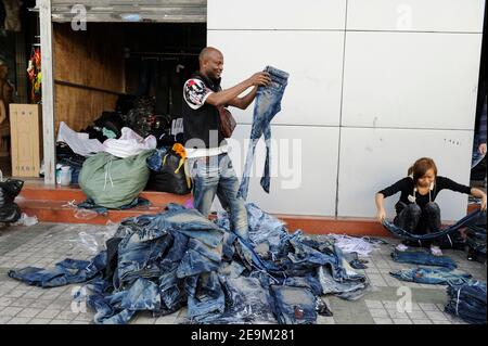 CHINA Guangzhou, afrikanische Händler kaufen Textilien in Export- und Großhandelsmärkten, die das Schiff nach Afrika für ihre Geschäfte, Canaan Export Center, Großhandel Kleidung Stockfoto