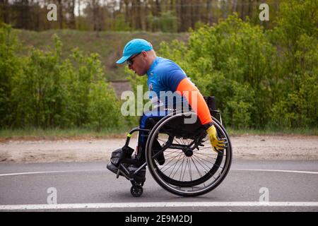 Poznań, POLEN - 06. Mai 2018: Behinderter Sportler im Rollstuhl während des Marathonlaufs, behinderte Menschen Profisport. Stockfoto