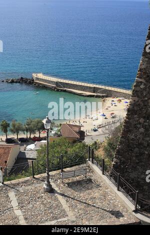 Der öffentliche Strand von Pizzo am Ufer des Tyrrhenischen Meeres, Vibo Valentia, Kalabrien, Italien Stockfoto