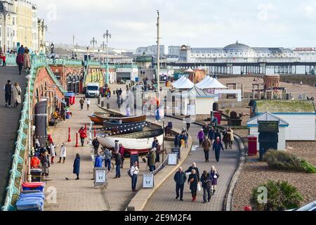 Brighton UK 5th February 2021 - an einem schönen warmen sonnigen Tag an der Südküste von Brighton können Sie an einer Sportübung entlang der Küste von Brighton teilhaben. Allerdings wird das Wetter in Großbritannien über das Wochenende viel kälter werden, mit starkem Schnee für einige Gebiete vorhergesagt: Credit Simon Dack / Alamy Live News Stockfoto