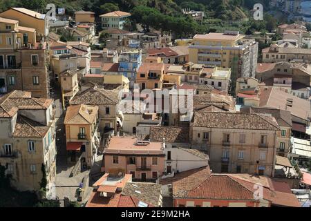 Pizzo eine der schönsten Städte Kalabriens, mit eleganten Palazzi auf einer steilen Klippe mit Blick auf den Golf von Santa Eufemia, Kalabrien, Italien Stockfoto