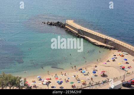 Der öffentliche Strand von Pizzo am Ufer des Tyrrhenischen Meeres, Vibo Valentia, Kalabrien, Italien Stockfoto