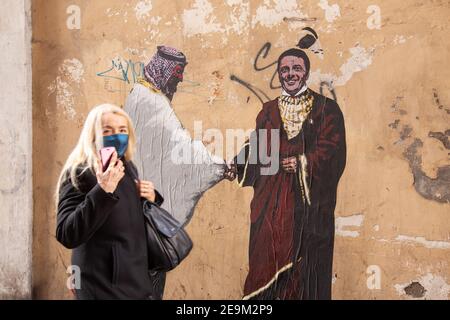 Roma, Italien. Februar 2021, 04th. Ein neues Wandbild des italienischen Streetartisten Harry Greb in Rom zeigt den Anführer von Italia Viva Matteo Renzi mit saudischem Prinz Mohammed bin Salman, der die Hände schüttelt (Foto: Matteo Nardone/Pacific Press/Sipa USA) Quelle: SIPA USA/Alamy Live News Stockfoto