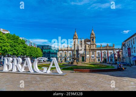 BRAGA, PORTUGAL, 23. MAI 2019: Braga Schild und Kirche von Sao Marcos in Braga, Portugal Stockfoto