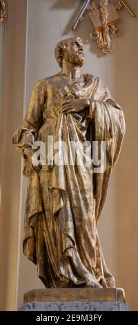 WIEN, AUSTIRA - 15. JANUAR 2021: Die barocke polychrome St. Peter-Statue aus der Kirche - Lichtentaler Pfarrkirche - Chubertkirche. Stockfoto