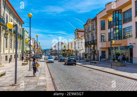 VIANA DO CASTELO, PORTUGAL, 24. MAI 2019: Blick auf die Hauptstraße von Viana do Castelo in Portugal Stockfoto