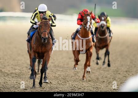 Vater des Jazz von Jockey Callum Shepherd geritten gewinnen die Betway Handicap auf Lingfield Rennbahn. Bilddatum: Freitag, 5. Februar 2021. Stockfoto