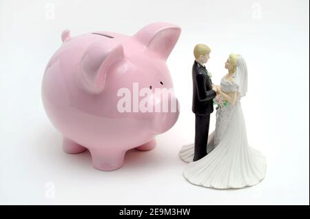 BRAUT UND BRÄUTIGAM FIGUREN MIT SPARSCHWEIN BANK RE HOCHZEIT KOSTEN HEIRATSERSPARNISSE USW. GROSSBRITANNIEN Stockfoto