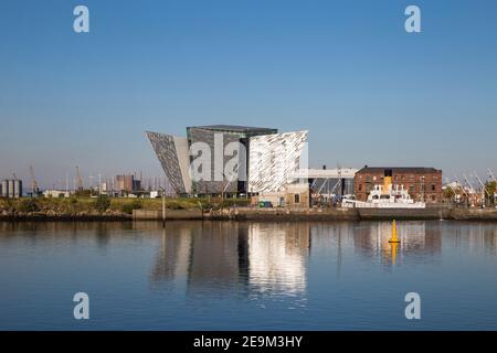 Großbritannien, Nordirland, Belfast, Blick auf die Titanic Belfast Museum und der SS Nomadic Stockfoto