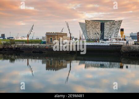 Großbritannien, Nordirland, Belfast, Blick auf die Titanic Belfast Museum und der SS Nomadic Stockfoto