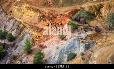 Erz- und Sulfidlagerstätten in der Tagebaumine Kokkinopezoula in der Nähe von Mitsero, Zypern. Farbenfrohe Landschaftsdetails, Luftaufnahme Stockfoto