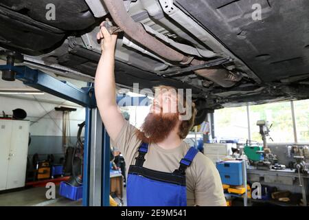 Symbolbild: Automechaniker bei der Arbeit (Modell freigegeben) Stockfoto