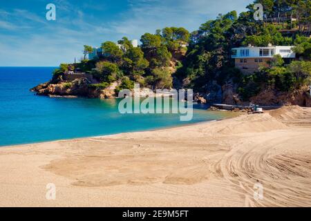 Blick auf den Weg auf der rechten Seite der Bucht Sa Riera, die zur Bucht S'Antiga und der Reina Spitze, Costa Brava, Katalonien, Spanien geht Stockfoto