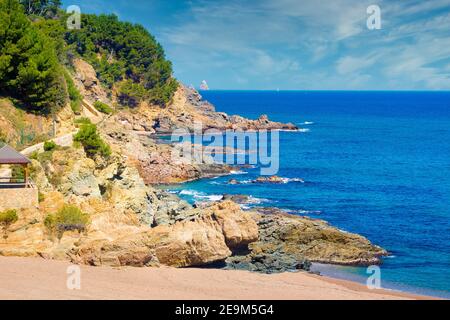 Blick auf den Weg auf der linken Seite der Bucht Sa Riera, die zum Strand von Pals, Costa Brava, Katalonien, Spanien geht Stockfoto