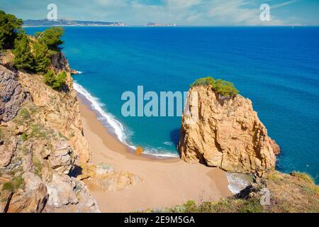 Blick auf die Rote Insel vom Küstenweg des Strandes Sa Riera zum Strand Pals, Costa Brava, Katalonien, Spanien Stockfoto