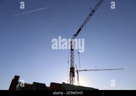 Baustelle mit Kränen bei Einbruch der Dunkelheit Stockfoto