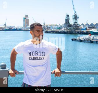 Waterfront - Kapstadt, Südafrika - 03-02-2021 stilvoller Mann aus Capetonien, der sich vor der Waterfront auf Geländer stützt. Stockfoto