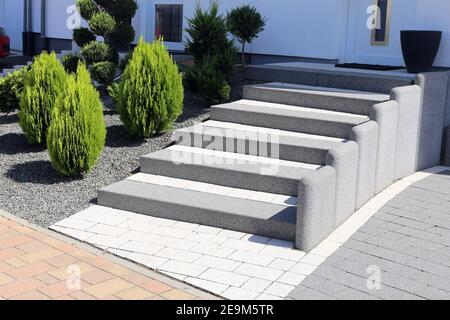 Ordentlich und ordentlich Vorgarten mit massiven Block Stufen, dekorativen Kies und Bepflanzung Stockfoto