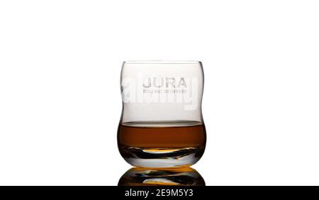 Jura Single Malt Scotch Whisky auf glasweißem Hintergrund Stockfoto