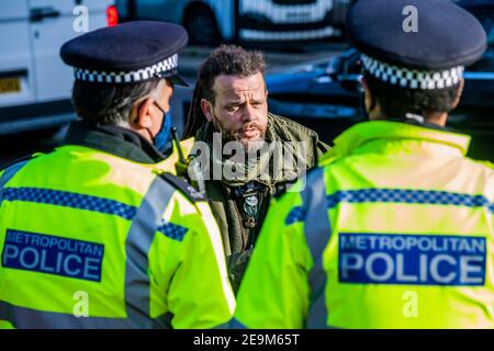 London, Großbritannien. Februar 2021, 5th. Demonstranten auf dem Umkreis werden von der Polizei aufgefordert, sich weiter zu bewegen - das Anti HS2 Extinction Rebellion Camp wird weiterhin von Gerichtsvollzieher (vom National Enforcement Team, NET, eine Tochtergesellschaft der High Court Enforcement Group) auf der Euston Station geräumt (um einen temporären Parkplatz zu schaffen). Alle oben genannten Demonstranten wurden geräumt und beginnen nun, die Tunnel zu graben. Kredit: Guy Bell/Alamy Live Nachrichten Stockfoto