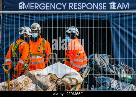 London, Großbritannien. Februar 2021, 5th. Das Notfallteam wartet - das Anti HS2 Extinction Rebellion Camp wird weiterhin von Gerichtsvollzieher (vom National Enforcement Team, NET, einer Tochtergesellschaft der High Court Enforcement Group) auf der Euston Station geräumt (um einen temporären Parkplatz zu schaffen). Alle oben genannten Demonstranten wurden geräumt und beginnen nun, die Tunnel zu graben. Kredit: Guy Bell/Alamy Live Nachrichten Stockfoto