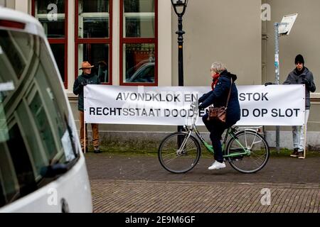 Den Haag, Niederlande. Februar 2021, 05th. DEN HAAG, NIEDERLANDE - 5. FEBRUAR: Demonstranten gegen die Sperrstunde der Corona werden vor der wöchentlichen Kabinettssitzung am 5. Februar 2021 in Den Haag, Niederlande, auf dem Binnenhof zu sehen sein. (Foto von Niels Wenstedt/BSR Agency/Alamy Live News) Quelle: BSR Agency/Alamy Live News Stockfoto