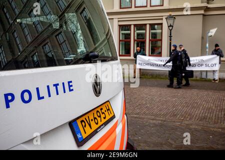 Den Haag, Niederlande. Februar 2021, 05th. DEN HAAG, NIEDERLANDE - 5. FEBRUAR: Demonstranten gegen die Sperrstunde der Corona werden vor der wöchentlichen Kabinettssitzung am 5. Februar 2021 in Den Haag, Niederlande, auf dem Binnenhof zu sehen sein. (Foto von Niels Wenstedt/BSR Agency/Alamy Live News) Quelle: BSR Agency/Alamy Live News Stockfoto