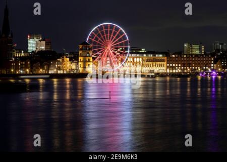 Fluten auf dem Rhein in Düsseldorf, Blick auf die Skyline der Innenstadt Stockfoto