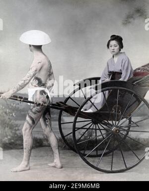 Ende 19th Jahrhundert Fotografie - Frau in einer Rikscha mit tätowierten Begleiter, Japan c,1890, Tätowierungen, Tätowierung. Stockfoto