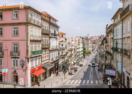 Porto, Portugal - 11. August 2020: Hauptstraße in Porto voll von Unternehmen und Menschen während des Sommertages Stockfoto