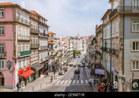 Porto, Portugal - 11. August 2020: Hauptstraße in Porto voll von Unternehmen und Menschen während des Sommertages Stockfoto