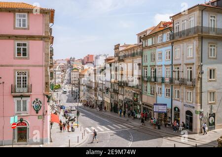 Porto, Portugal - 11. August 2020: Hauptstraße in Porto voll von Unternehmen und Menschen während des Sommertages Stockfoto