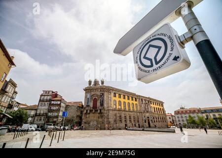 Porto, Portugal - 11. August 2020: UNESCO-Weltkulturerbe neben der Clerigos-Kirche in der Altstadt Stockfoto