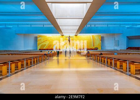 FATIMA, PORTUGAL, 27. MAI 2019: Innenraum der Basilika der Heiligen dreifaltigkeit in Fatima, Portugal Stockfoto