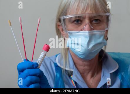 Tupfer und Behälter als Teil des Innova SARS-CoV-2 Antigen Rapid qualitative Test Kits. Rapid Result Covid Kit, das Ergebnisse in 15 Minuten liefert. Stockfoto