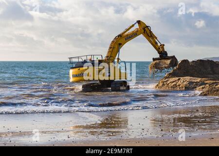 Komatsu PC360 LC Hydraulikbagger - Programm zur Erneuerung der Holzgroyne am Strand von Alum Chine, Bournemouth, Dorset UK im Februar Stockfoto