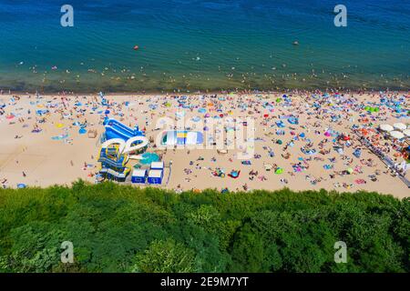 Überfüllter Strand während der Sommerzeit Luftaufnahme Stockfoto