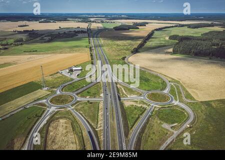 Kreuzung auf Autobahn Luftaufnahme Stockfoto