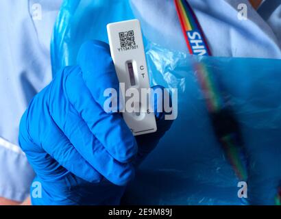 Ergebnis eines Innova SARS-CoV-2 Antigen Rapid qualitative Tests, der ein negatives Ergebnis zeigt, das durch den schwarzen Balken gegenüber dem Buchstaben 'C' angezeigt wird. Stockfoto