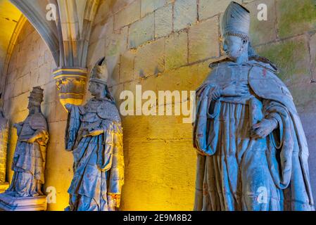 ALCOBACA, PORTUGAL, 28. MAI 2019: Statuen im Inneren des Klosters Alcobaca in Portugal Stockfoto