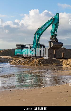 Ovenden SK500 Bagger - Programm zur Erneuerung des Holzes am Strand von Alum Chine, Bournemouth, Dorset UK im Februar Stockfoto