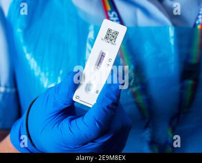 Ergebnis eines Innova SARS-CoV-2 Antigen Rapid qualitative Tests, der ein negatives Ergebnis zeigt, das durch den schwarzen Balken gegenüber dem Buchstaben 'C' angezeigt wird. Stockfoto