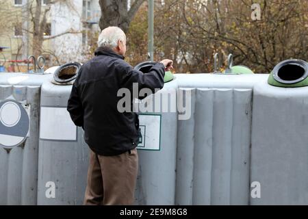 Rentner sammeln Pfandflaschen zur Einkommenszulage (Deutschland) Stockfoto