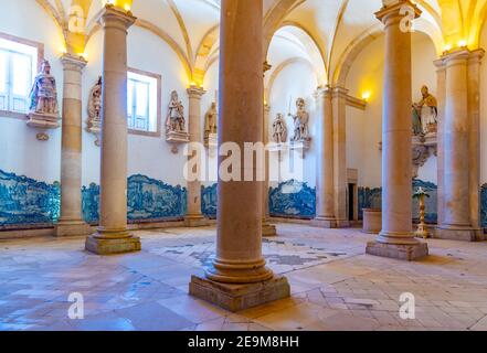 ALCOBACA, PORTUGAL, 28. MAI 2019: Azulejo-Fliesen im Inneren des Klosters Alcobaca in Portugal Stockfoto