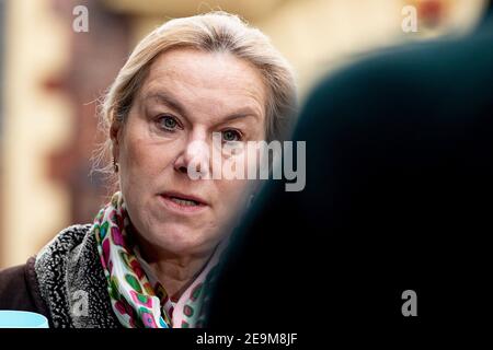 Den Haag, Niederlande. Februar 2021, 05th. DEN HAAG, NIEDERLANDE - FEBRUAR 5: Außenhandelsministerin Sigrid Kaag wird im Vorfeld der wöchentlichen Kabinettssitzung am 5. Februar 2021 in Den Haag, Niederlande, auf dem Binnenhof zu sehen sein. (Foto von Niels Wenstedt/BSR Agency/Alamy Live News) Quelle: BSR Agency/Alamy Live News Stockfoto