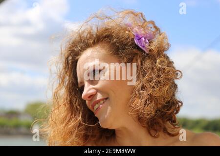Porträt einer glücklichen Frau mittleren Alters (Model veröffentlicht) Stockfoto