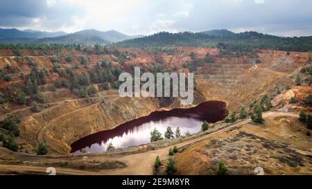 Roter See im Krater des verlassenen Kokkinopezoula Tagebaukupferbergwerks in der Nähe von Mitsero, Zypern. Seine seltsame Farbe leitet sich von hohen Konzentrationen von Säure und schwer erfüllt Stockfoto