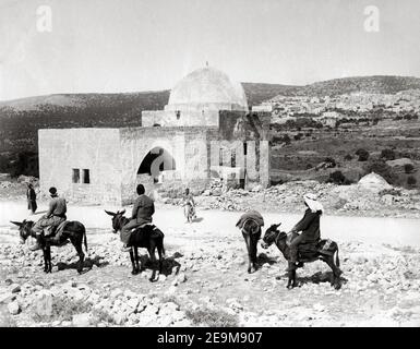 Ende 19th Jahrhundert Fotografie - Grab von Rachel, Palästina, Westbank c,1890, Männer auf Eseln. Stockfoto