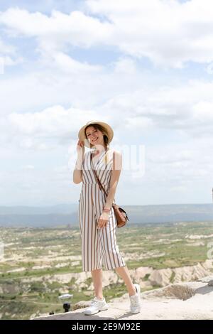 Mädchen steht auf Felsen, schöne Landschaft im Hintergrund, Kappadokien. Stockfoto